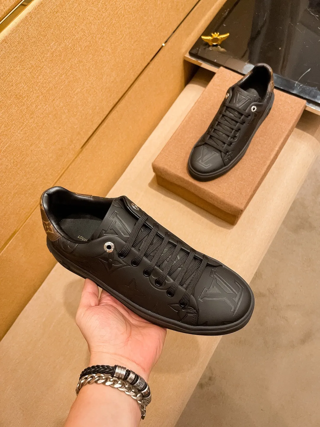🚘🚘Factory batch 380💰[LV]🔥 Louis Vuitton high-end men's shoes brand official website 1:1 latest masterpiece: the upper is made of first-layer cowhide imported from Italy with a comfortable and breathable lining➕original non-slip and wear-resistant outsole🔥, making walking more convenient and comfortable! An exclusive new model, a stunning work, a beautiful 1:1 replica [color] compared to the official quality! Create a fashionable personality to set off your uniqueness! A must-have for trendy men! Classic 🔥Size: 38-44 Color: 🔥 2⃣️colors available🔥.